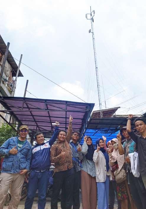 Tim Anakate berfoto di depan tower jaringan